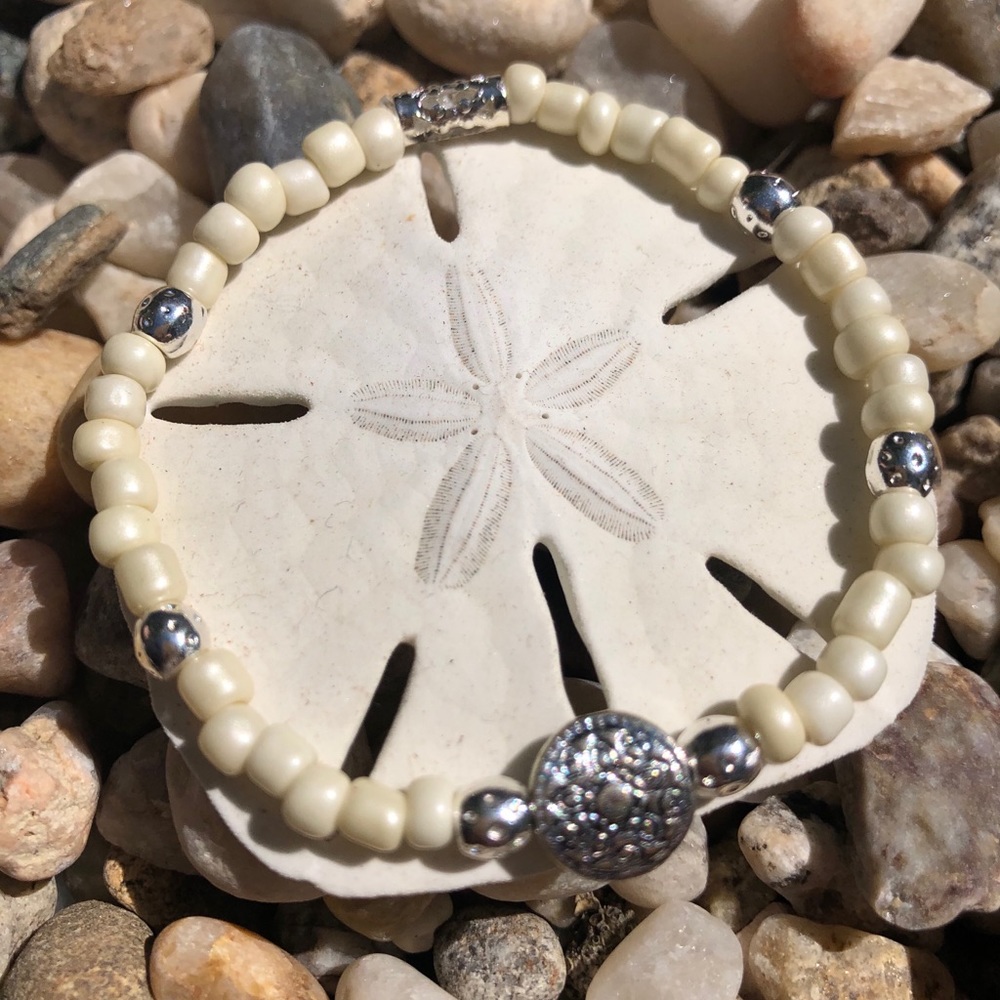 White Beaded Bracelet & Silver Medallion 🌺